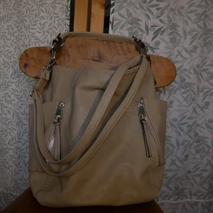 Väska Åhléns  - Jättenajs och rymlig väska från Åhléns. Lyckats dra av dragkedjan men tror att det egentligen är ganska lätt att fixa. Går fint att använda utan stängningsmöjlighet också. Säljer då jag verkligen behöver plats i min garderob och behöver pengarna! Studentlivet... 🥴 Bara att höra av sig för fler bilder/info. Fixar alltid bra paketpris om ni köper fler kläder samtidigt, frakten varierar, men snabba affärer uppskattas alltid och då kan priset sjunka lite. ❤️ kolla gärna in resten av min sida