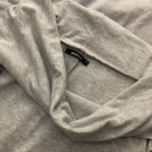 Klänning - Grå off shoulder klänning från Gina Tricot i strl M, super mysig till vardag men passar även till fest 🌸