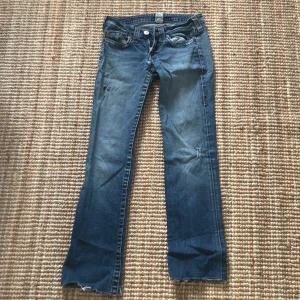 True religion jeans - Lågmidjade true religion! Jätte coola kom bra aldrig t användning. Avklippta där nere men passar bra på mig som är 174. ❤️ frakt är 60kr