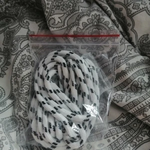 Skosnören  - Oanvända trendiga skosnören från nelly. Com