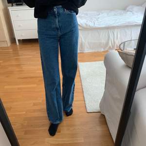 Jag säljer mina jeans med wide fit från Zara (full length). Säljer för att jag använder om väldigt sällan. Priset är exkluderat frakt.