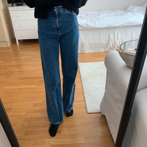 Zara jeans wide leg - Jag säljer mina jeans med wide fit från Zara (full length). Säljer för att jag använder om väldigt sällan. Priset är exkluderat frakt.