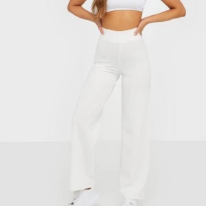 Vita byxor - Säljer mina supersnygga vita byxor då jag knappt använder, frakt tillkommer.