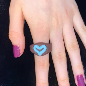 Ringar i fimolera!!:)) - Trendiga ringar! Brun chunky ring med blått hjärta:)