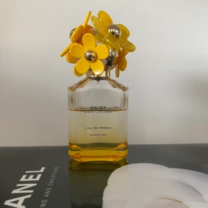 Marc Jacobs Daisy Sunshine, EdT 75ml - Ca 2/3 kvar av parfymen. Fick den i present men har börjat använda en annan parfym så denna står bara i badrumsskåpet. Nypris 795kr. 