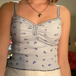 Blått linne från Urban outfitters - Små blommor på i mörk blå