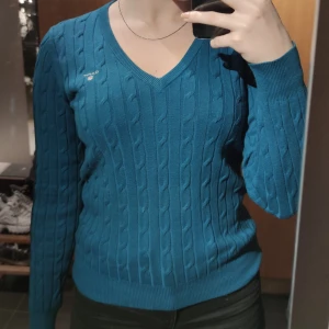 Gant tröja - Säljer denna Gant tröja i storlek S, färg mörkturkos. Väldigt gott skick. 200kr +frakt