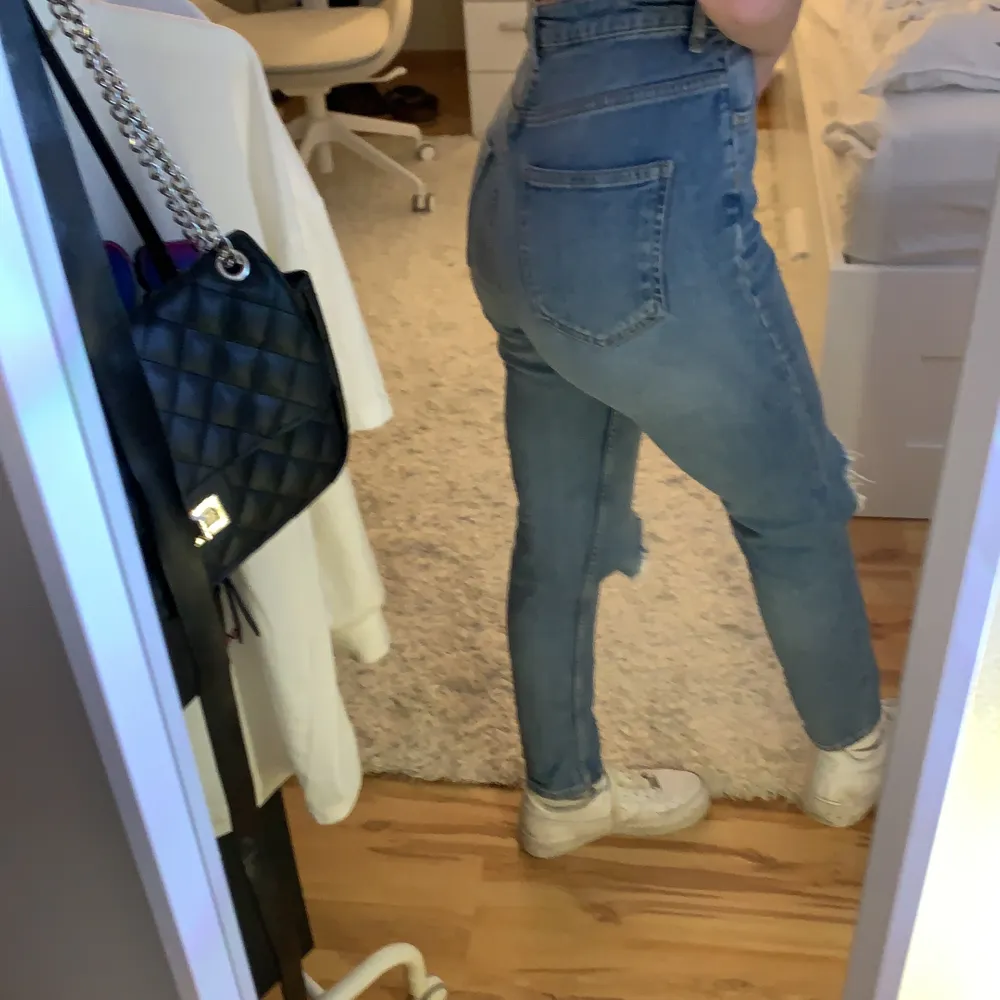 Tror inte dessa säljs mer. ”Leah” Jeans från Gina. Supersköna och formar sig efter ens kropp. Är 167 cm och de är liiite för korta för mig, därför jag säljer de, annars helt perfekta. Kontakta mig vid fler frågor, kan tänka mig sänka priset 🤍. Jeans & Byxor.