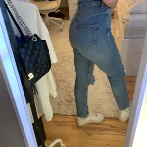 Gina Jeans - Tror inte dessa säljs mer. ”Leah” Jeans från Gina. Supersköna och formar sig efter ens kropp. Är 167 cm och de är liiite för korta för mig, därför jag säljer de, annars helt perfekta. Kontakta mig vid fler frågor, kan tänka mig sänka priset 🤍