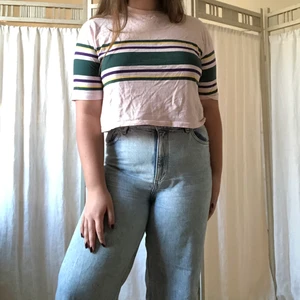 Croppad retro t-shirt  - Superfin croppad t-shirt med en retrodesign. Från Urban Outfitters och väldigt sällan använd därför bra skick. Storleken är S men passar även på M. Köparen står för frakten💗