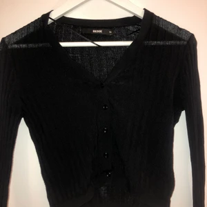 Svart Cardigan BikBok - Söt cadrigan från BikBok! Tunt superskönt material, lite croppad. Storlek XS men är stretchig så passar S också 🖤 Köpte för ca 300, säljer för 150 🖤