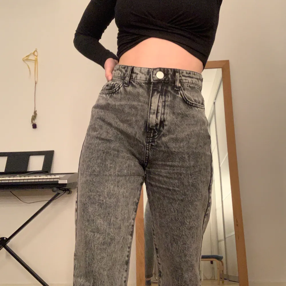 Säljer mina jeans från Gina då jag inte använder dessa längre. Bra skick i storlek 34. Lagom långa i längden för mig som är 157cm. Modellen är mom jeans.. Jeans & Byxor.