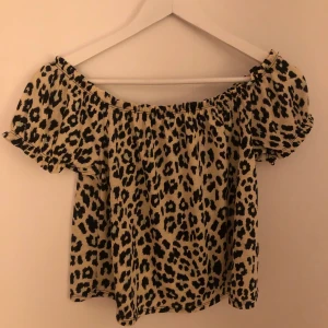 Leopardblus  - Superfin blus från Gina tricot i leopardmönster. Passar tyvärr inte mig längre, tröjan är superfin till kjol eller jeans bland annat!