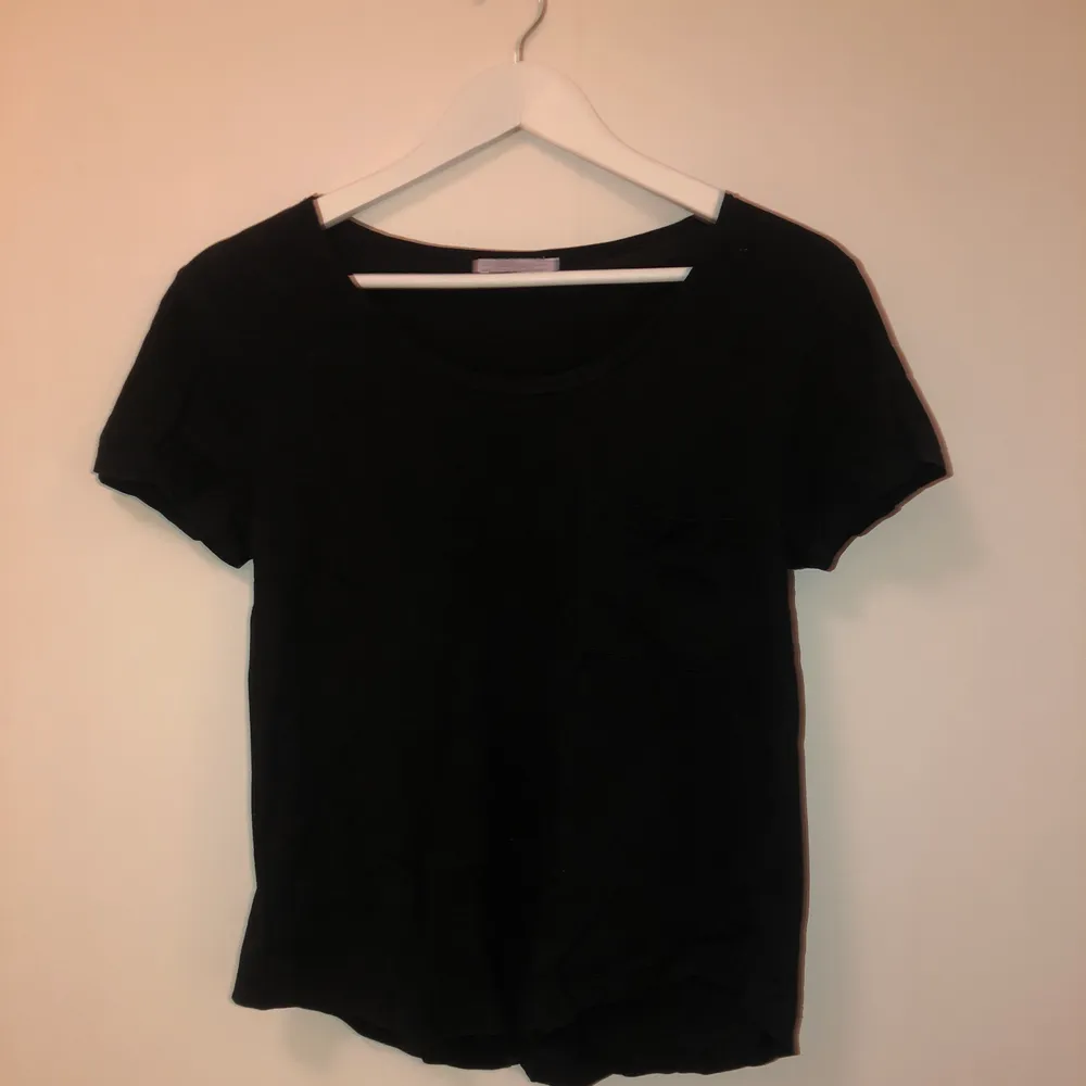 En enkel svart T-shirt från ZARA med en ficka ovanför vänster bröst. T-shirts.