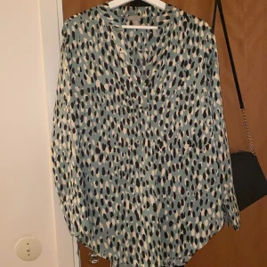 H&M Blus - Blusen är Max använt 2-3 gånger den är i bra skick. Storlek 42 passar 40-42 perfekt materialet är inte störande den är perfekt för en som gillar bluse.