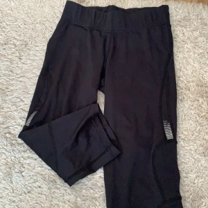 Oxide - En luftig träningsbyxa. Väldigt bra för de som gillar att springa under sommaren. Sitter enormt fint på kroppen. Väldigt praktiskt✨ säljer så billigt som möjligt annars så kan priset diskuteras.