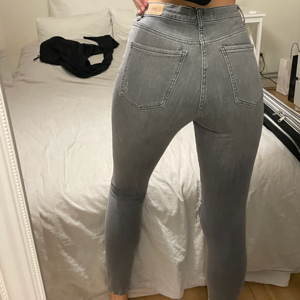 Tighta jeans med hål i från Zara. . Jeans & Byxor.