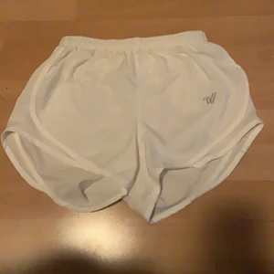 Varsity shorts - Ett par helt nya varsity shorts, köpte dom på en tävling ”200kr” Men säljer dom för 100kr. Man kan spänna åt dom i midjan så skulle säga xs/s i storlek, köparen står för frakt