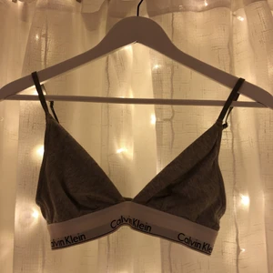 Calvin Klein mjukis set - Jätte snyggt grått mjukis set från Calvin Klein som jag säljer för de är för litet byxorna endast testade men använt toppen fåtal gånger, byxorna är i XS och toppen i S! Nypris 1100kr och säljer båda delarna för 500kr, kan sälja separat också🥰