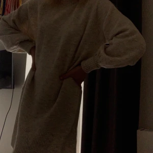 Stickad klänning  - En beige jättefin och skön stickad klänning från chiquelle med polokrage. Pris kan diskuteras och köparen står för frakt 📦 