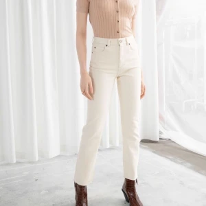 High Waisted jeans & Other Stories - Ljusa jeans från & Other Stories i storlek 26. Fint skick, och väldigt mjuka och sköna att ha på sig! 