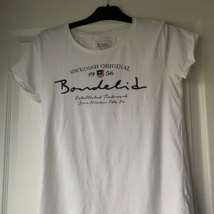 Bondelid tröja - En fin vit bondelid tröja men tryck framtill. Den är i fint skick dvs inte använd särkilt mycket! 