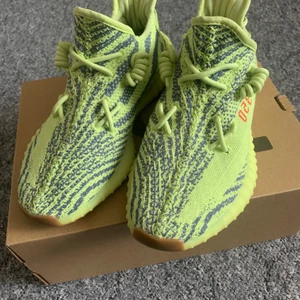 Adidas Yeezy Boost V2 350 Semi Frozen Yellow  - Yeezy boost 350 V2 Semi Frozen Yellow.  Cond 8/10. Bud: 1400, Bin:1700kr inkl frakt. Meet up i Stockholm eller frakt. 