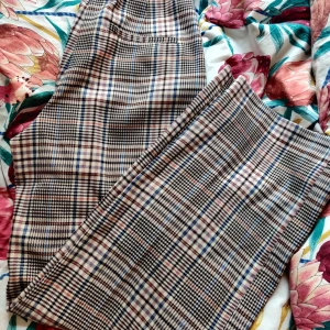 Långa breda kostymbyxor - Långa, breda kostymbyxor från Kappahl, aldrig använda med lappen kvar! Säljer nu allt* för 20-30kr på min profil! Gå in och kolla vetja!🤩✨🌸