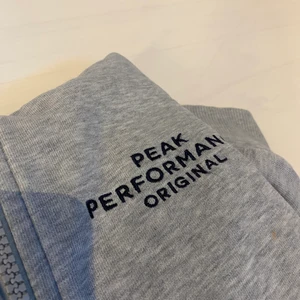 Peak performence kofta - Säljer denna kofta från peak performence då den är för liten. Bra skick. Storlek 150. Köpt för ca 600 men säljer för 300 , går eventuellt att pruta ner priset , hör av er vid intresse! 