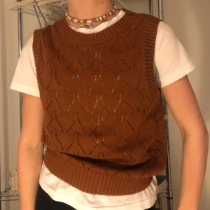 Stickad väst - Säljer denna bruna stickade väst från Monki!!🧚🏽‍♀️ Super fin och i bra skick💕💕 men kommer tyvärr inte till användning.