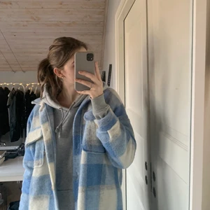 Mysig vår jacka! - One size men passar allt från s- L skulle jag säga, jag är s/m och mig passar den perfekt, helt oanvänd och i toppskick , säljer då jag köpt två st likadana! Budgivning sker i kommentarerna!