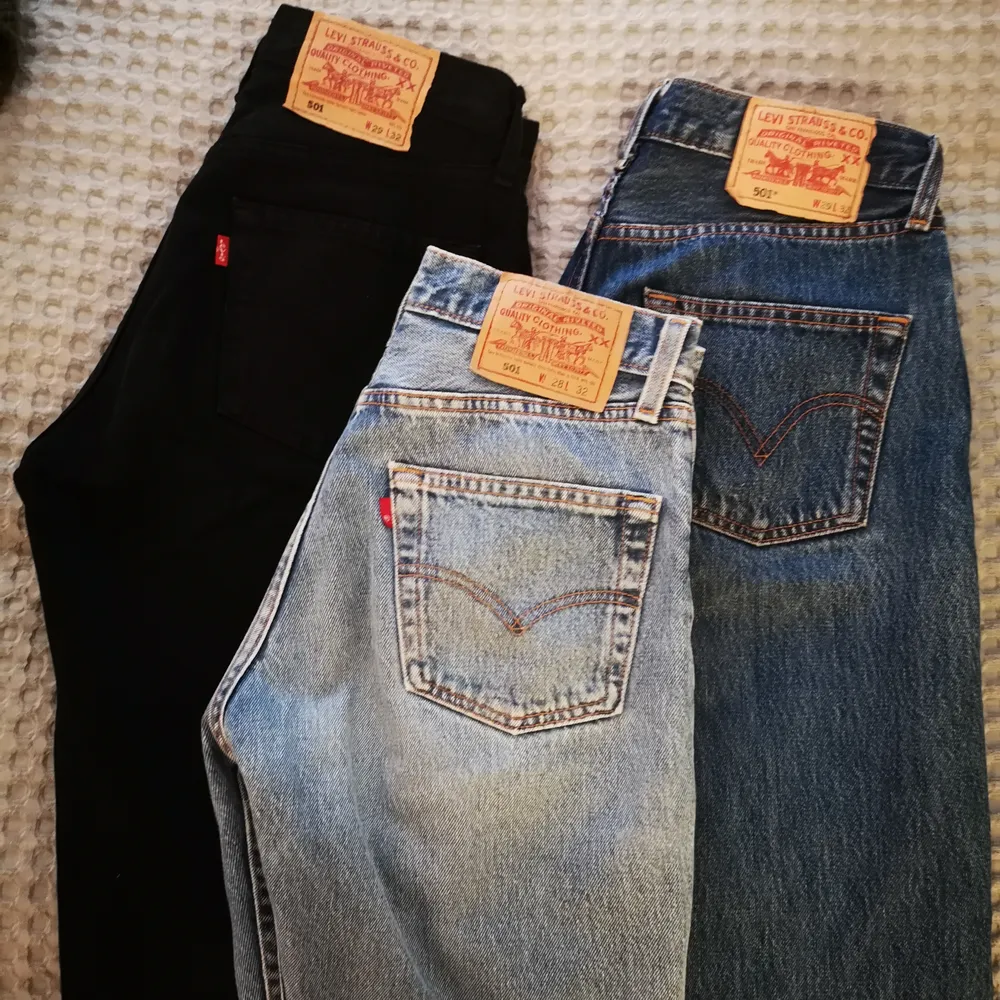Säljer tre levi's 501 jeans. Ett par svarta (lite kortare i modellen) ett par ljusa och ett par mörka (avklippta). Jag är 168 lång, kolla mina andra annonser för fler bilder. 250 kr styck, 400 för två, eller 500 för alla tre. Jeans & Byxor.