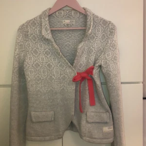 Odd Molly kofta storlek 1 (s) - Odd Molly kofta storlek 1, passar xs-s. Ljusgrå/vit. Rosa detaljer. Mycket fint skick använd få gånger. 