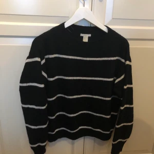 Hm stickad tröja - Storlek xs men passar upp till s och m också. Aldrig använd. Frakt 62kr