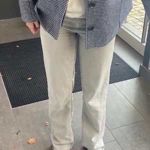 Zara jeans - Säljer dessa populära Zara jeans i grått. Köpte här på plick men var tyvärr förstora för mig. Skriv vid fler frågor! Första bilden är lånad 🌼 högsta bud: 190kr