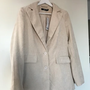 Kavaj i manchester - Aldrig använd med prislapp kvar, storlek 36! Nypris 549kr. Frakt tillkommer. Om många är intresserad blir det bud!