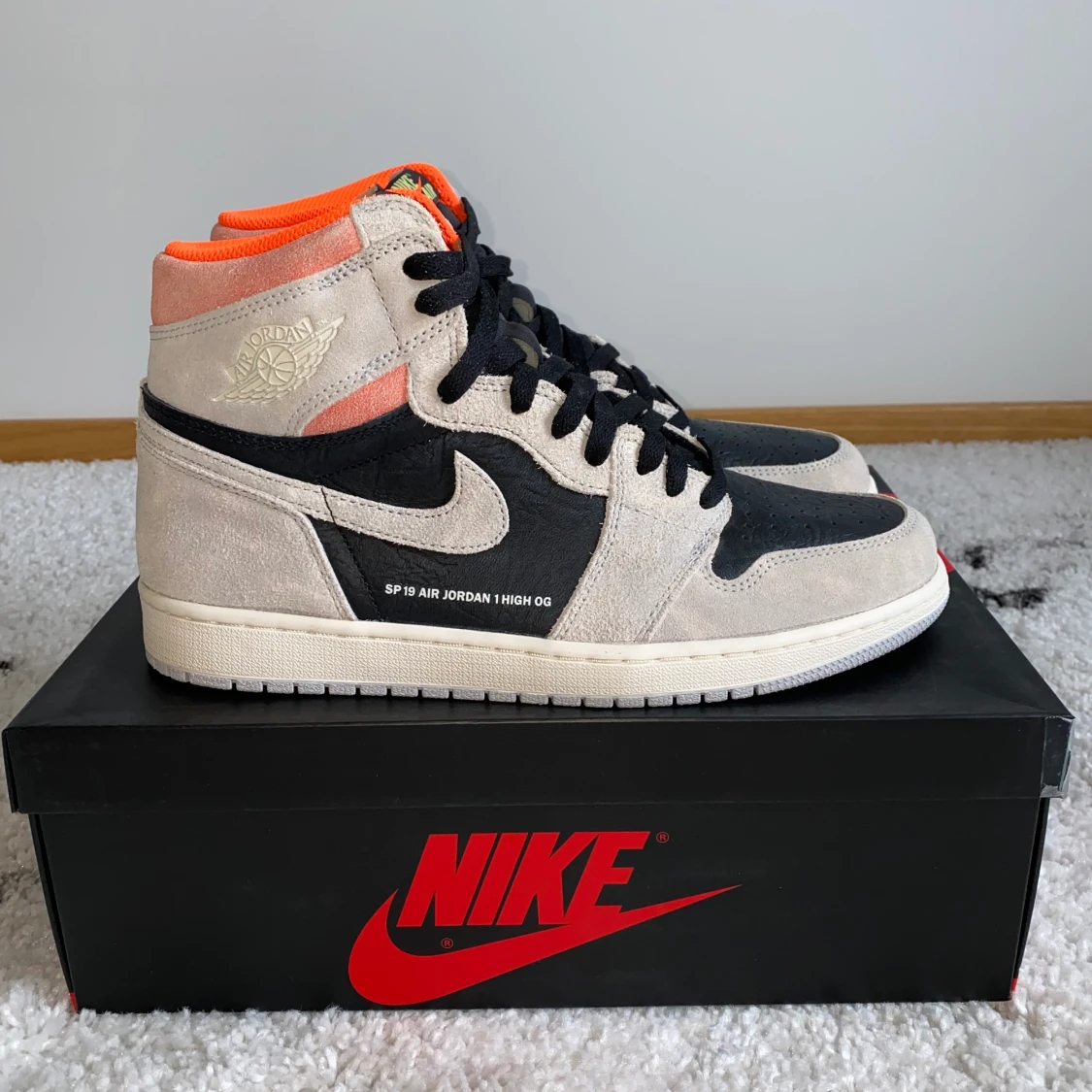 Jordan 1 Retro High Neutral Grey Hyper Crimson  - 90
