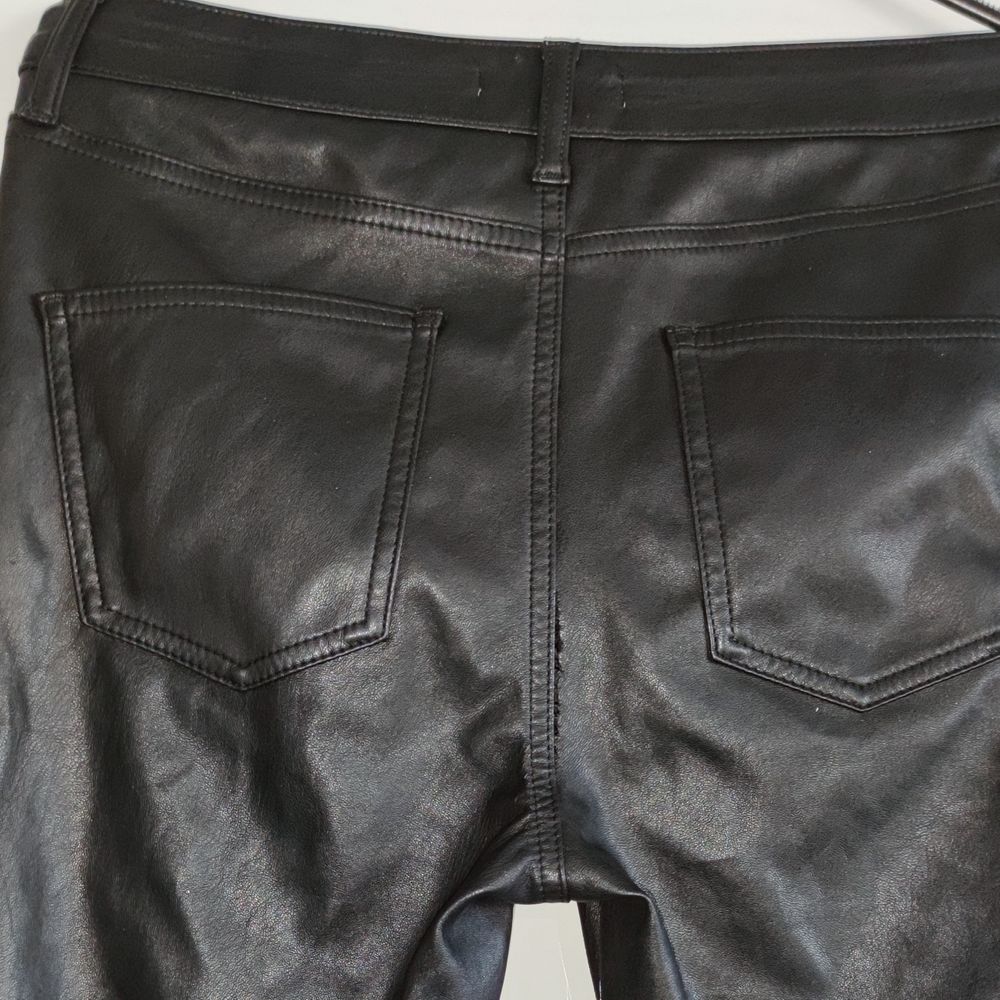 Fejk läder / faux leather byxor / trousers i tjockt tyg med foder från NAKD. Storlek 40 , passar medium. Svag söm bak i gren och två små hål vid främre bälteshållare ,syns ej om man inte drar hårt i byxorna. Knappt använda ,skador skett pga för små. Tjockt läder tyg.. Jeans & Byxor.