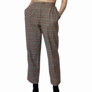 Thrifted pladed pants size S - The pants are tight at the top but loose fitted towards the bottom and straight legged. It is silk textured on the inside (last photo). The details on the pants are super pretty and it fits really nicely on the waist :) Frakt är 62kr och skickar med Postnord 