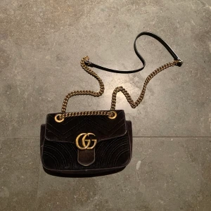 Gucci väska  - Gucci - Marmont velvet handbag black Beskrivning: L: 22cm x H: 15cm x B: 6cm Svart sammet.  Lätta slitage inuti väskan, och även lindriga slitage märken på kanterna. Pris: 4500kr