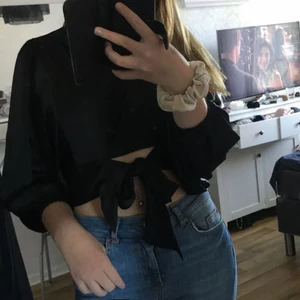 Silkes blus - 🖤Säljer denna festliga croppade silkes blusen då den inte kommer till någon användning.                          🖤Blusen är i storlek XS och är i nyskick. Den har balongärmar.                                                                 📦 Köparen står för frakten.                                             