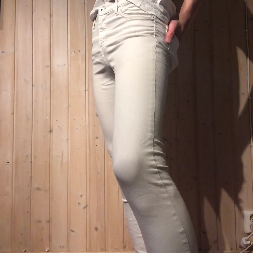 Vita jeans i skinny fit från H&M. Sparsamt och fåtal gånger använda. Samfraktar gärna.. Jeans & Byxor.