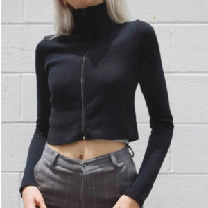  - Mörkblå zip up tröja från brandy Melville, helt felfri! Endast prövad!💓