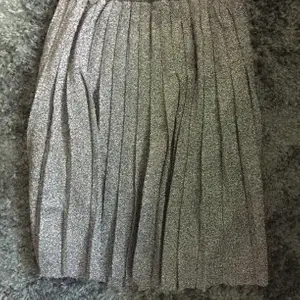 Plisserad kjol från Levis , aldrig använd .