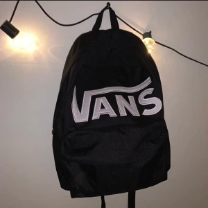 Vans ryggsäck - Jättesnygg vans ryggsäck som jag tyvärr inte får någon användning för! Använd fåtal gånger, fint skick! köparen står för frakten💕🦋