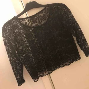  - Fin spetströja från ginatricot! Bra skick.  Köparen står för frakten 💕