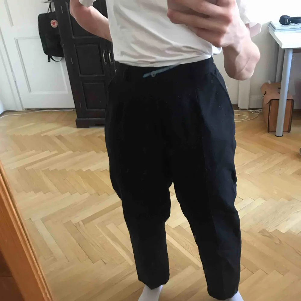 Raka kostymbyxor med stretchiga midja så kan passa flera storlekar 25/26- kanske 28 Köparen står för frakten men kan även mötas upp (i Stockholm). Jeans & Byxor.