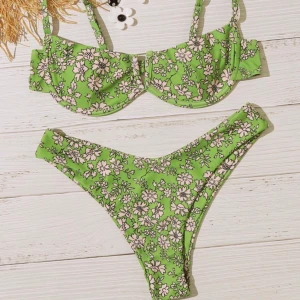 Super fin oanvänd bikini - Oanvänd bikini med hygienskydd kvar! (bild 1 och 2 är från hemsidan) Köpt i storlek L men överdelen passar mer s/m medans underdelen passar M/L. Gratis frakt 💚