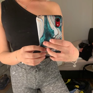 One shoulder topp Nelly - One shoulder topp från Nelly i nyskick, beställde två strl så denna har aldrig använts. Det är storlek S, köpare står för frakt💕💘