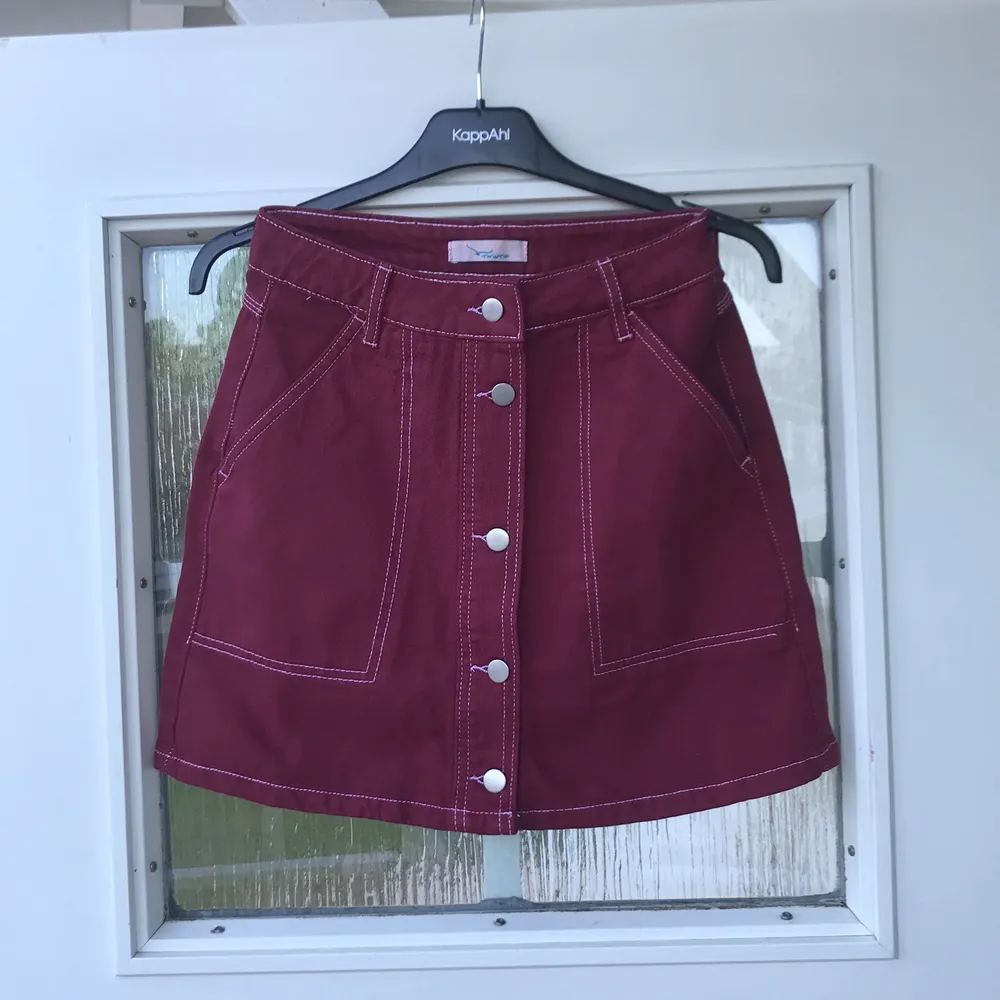 Vinröd kjol från twintip, sitter snyggt på rumpan Stl 34 (frakt tillkommer 60kr) ej använd  . Kjolar.